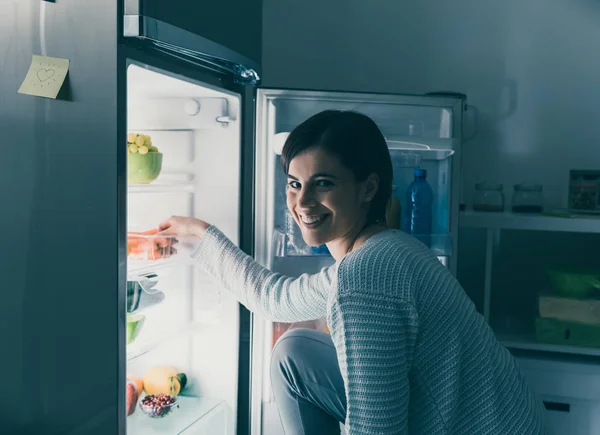 Femme sortant de la nourriture du frigo — Photo