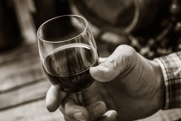 Senior férfi vörös bor kóstolás — Stock Fotó