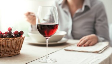 Restoranda öğle yemeği kadın 