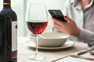 Restoranda Smartphone kullanan kadın
