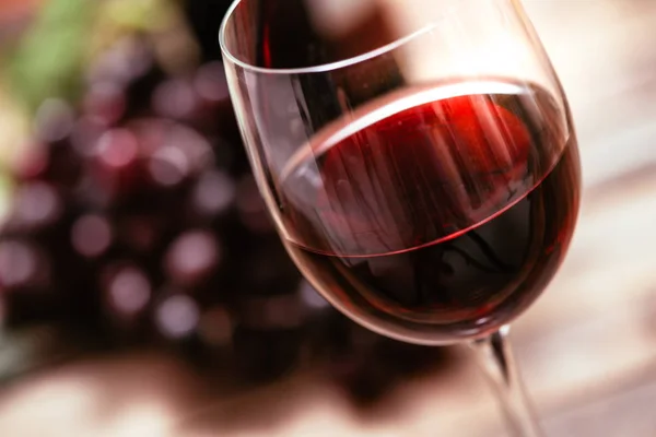 Бокал вина и виноград — стоковое фото