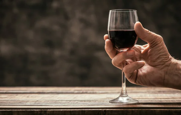 Wine expert tasting red wine — Stock Photo, Image