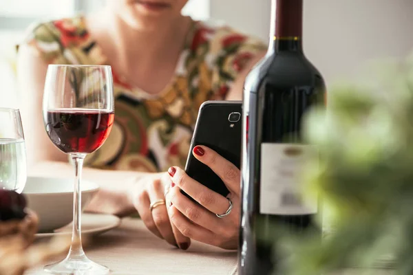 Kvinna med lunch på restaurang — Stockfoto