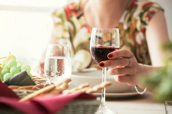 Frau beim Mittagessen im Restaurant — Stockfoto