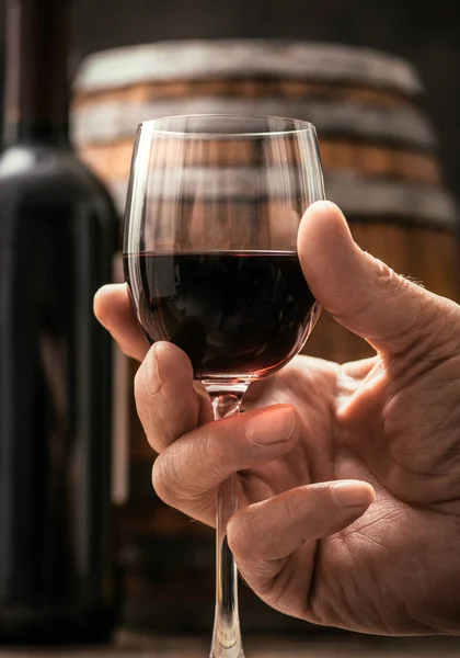 Vörös bort iszik az ember — Stock Fotó