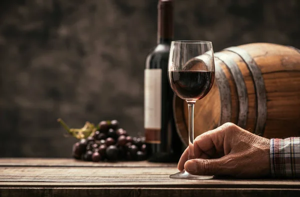 Winzer verkostet Rotwein — Stockfoto