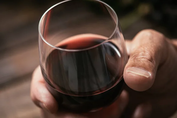 Homem degustação copo de vinho tinto — Fotografia de Stock