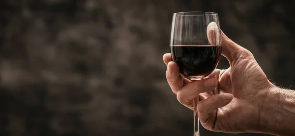 Άνθρωπος δοκιμάζοντας ποτήρι κόκκινο κρασί — Φωτογραφία Αρχείου