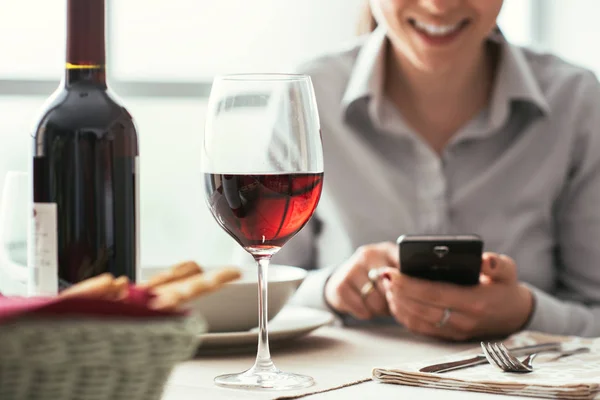 在餐厅使用智能手机的女人 — 图库照片