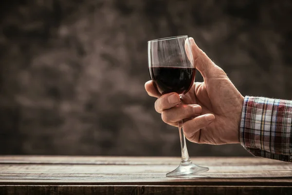 Mann verkostet Glas Rotwein — Stockfoto