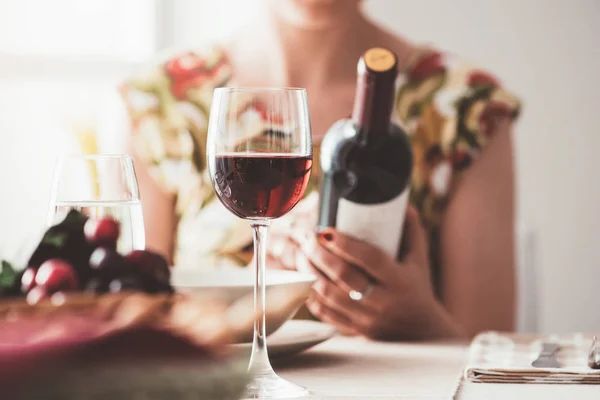 Mujer almorzando en restaurante — Foto de Stock