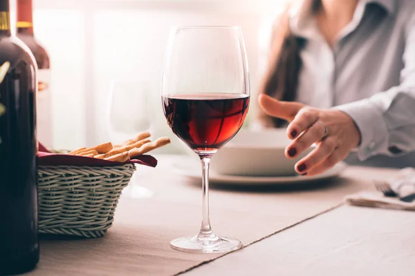 Frau beim Mittagessen im Restaurant — Stockfoto