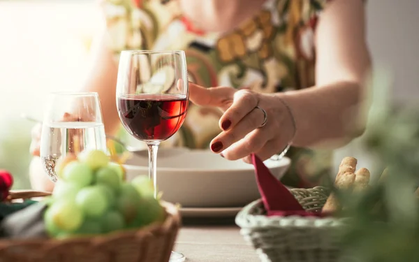 Frau beim Mittagessen im Restaurant — Stockfoto