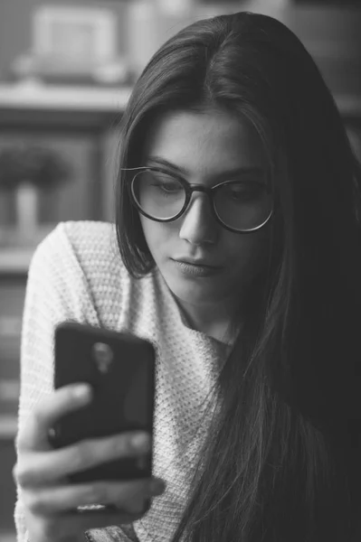Девушка смс на смартфоне — стоковое фото