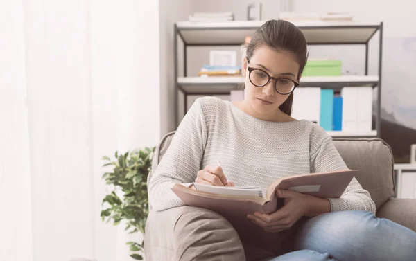 Chytrý student dělá domácí úkoly — Stock fotografie