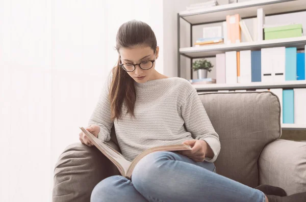 Ung kvinna i glasögon studera hemma — Stockfoto