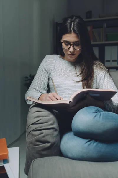 Ragazza studiando prima dell'esame — Foto Stock