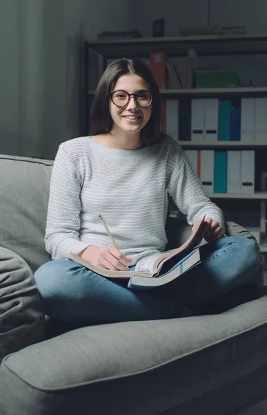 Schüler machen spätabends Hausaufgaben — Stockfoto