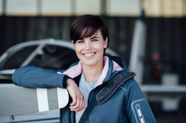 genç kadın üzerinde pervane yaslanmış