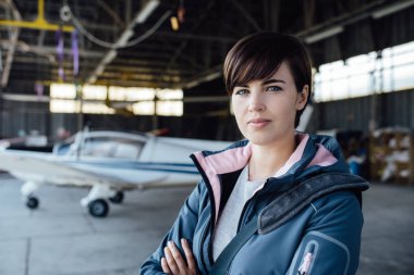Kendine güvenen genç kadın pilotu 