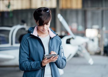 Hangarda kendine güvenen kadın pilotu