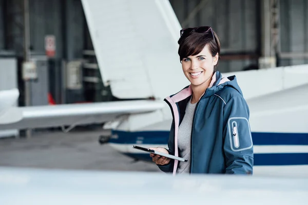 Γυναίκα πιλότο, τη σύνδεση με ψηφιακό tablet — Φωτογραφία Αρχείου