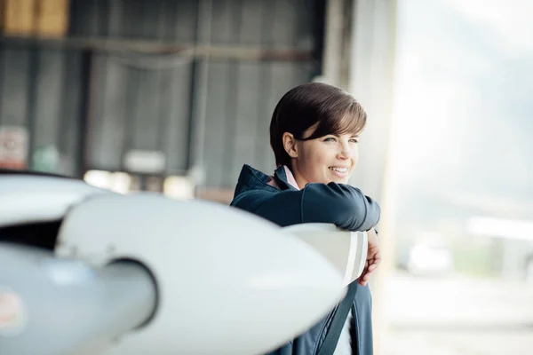 Självsäker ung kvinnlig pilot — Stockfoto