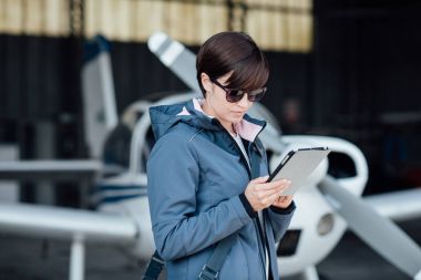 Hangarda kendine güvenen kadın pilotu