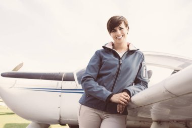 gülümseyen pilot havaalanında poz