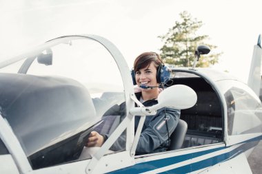 Uçak kokpit içinde gülümseyen pilot