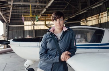 Genç gülümseyen kadın pilotu  