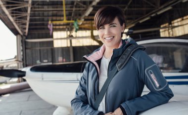 Genç gülümseyen kadın pilotu  