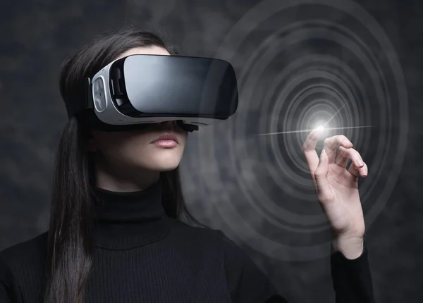 Mulher vestindo visualizador VR — Fotografia de Stock
