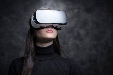 Kız giyiyor Vr kulaklık