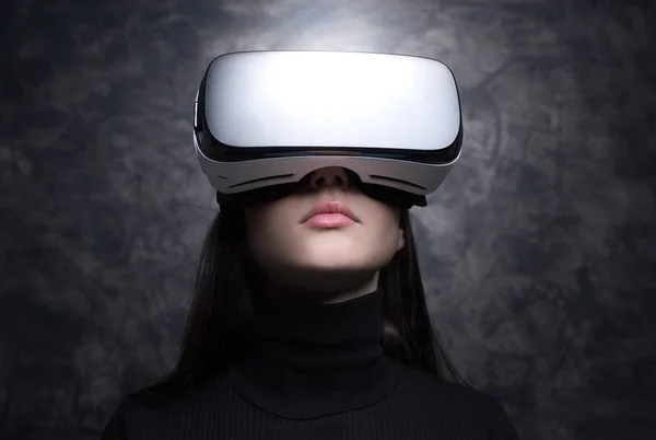 Mulher vestindo óculos de realidade virtual — Fotografia de Stock