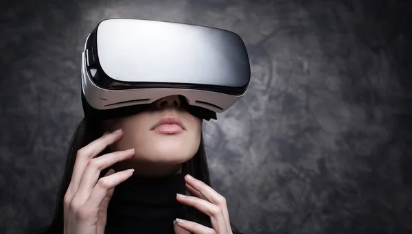 Mujer joven con visor de realidad virtual —  Fotos de Stock