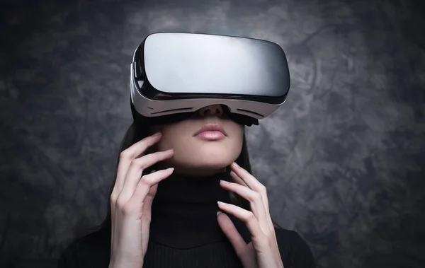 Jovem mulher vestindo visualizador VR — Fotografia de Stock