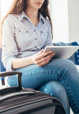 Dijital tablet kullanan kız