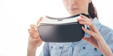 VR kulaklık tutan kadın