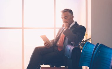 Dijital tablet kullanan işadamı