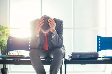 Bekleme odasında umutsuz iş adamı