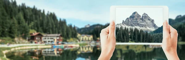 Turista tomando fotos de las montañas Dolomitas —  Fotos de Stock