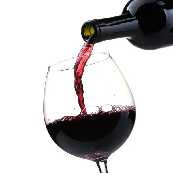 Versando vino rosso in bicchiere da vino — Foto Stock