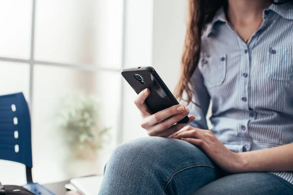 Vrouw texting met smartphone — Stockfoto