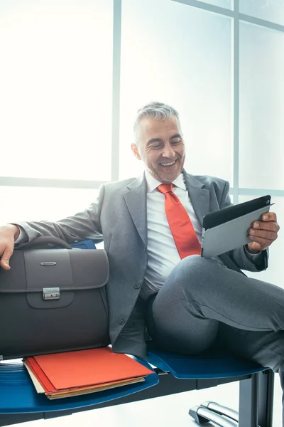 Geschäftsmann mit digitalem Tablet — Stockfoto