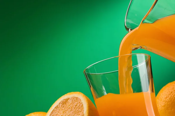 Χύοντας χυμό πορτοκαλιού σε ποτήρι — Φωτογραφία Αρχείου