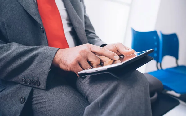 Geschäftsmann mit digitalem Tablet — Stockfoto