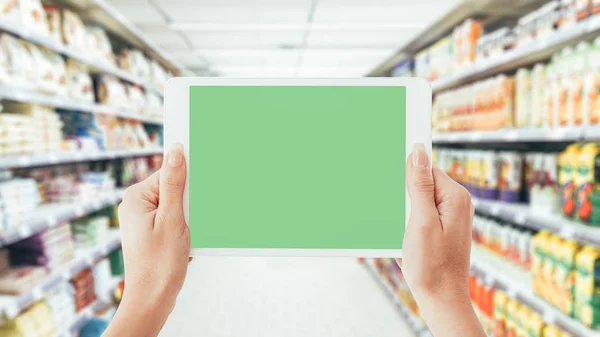 Donna che utilizza tablet al supermercato — Foto Stock