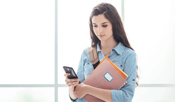 Estudiante universitario mensajes de texto con teléfono inteligente —  Fotos de Stock