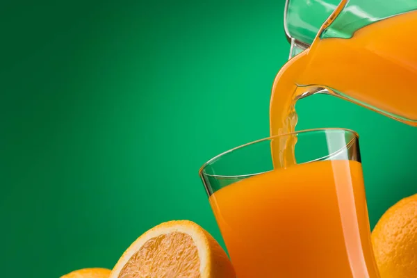 Despejar suco de laranja em vidro — Fotografia de Stock